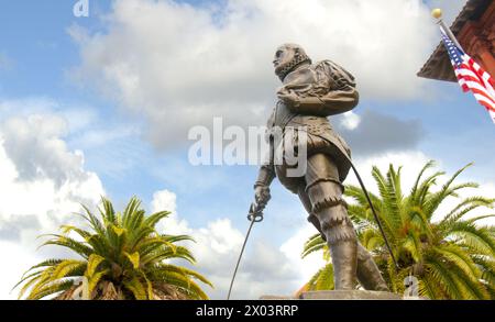 Don Pedro Menendez de Aviles statue de l'amiral espagnol qui a fondé en particulier Augustin en 1565, se dresse devant le musée Lightner, anciennement l'Alcazar Banque D'Images