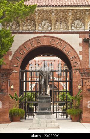 La statue de Henry Flagler se dresse devant le Flagler College, anciennement Ponce de Leon Hotel, maintenant un monument historique a été construit en 1887 par Henry M. Flagler - Banque D'Images