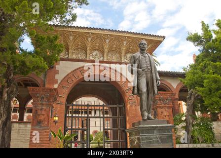 La statue de Henry Flagler se dresse devant le Flagler College, anciennement Ponce de Leon Hotel, aujourd'hui un monument historique a été construit en 1887 par Henry M. Flagler Banque D'Images