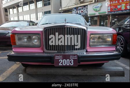 Couleur argent et rose Bentlley Mulsanne (années 1980) garée à Dubaï, Émirats arabes Unis Banque D'Images