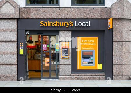 Londres, Royaume-Uni - 25 mars 2024 ; façade et entrée avec guichet automatique au magasin de proximité local de Sainsbury Banque D'Images