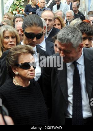 Turin, Italie. 10 avril 2024. TORINO - FUNERALE DEL SENATORE SERGIO PININFARINA NELLA CHIESA DEI SANTI ANGELI, NELLA FOTO il FIGLIO PAOLO ASSIEME ALLA MADRE GIORGIA usage éditorial Only Credit : Independent photo Agency/Alamy Live News Banque D'Images