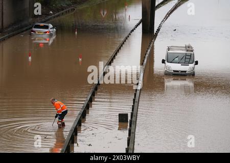 Des voitures sont bloquées dans les eaux de crue sur la route A189 Spine Road près de Blyth, Northumberland, à la suite de la tempête Kathleen. Date de la photo : mardi 9 avril 2024. Banque D'Images