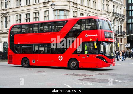 Londres, Royaume-Uni - 25 mars 2024 ; autobus Red London exploité par Stagecoach et Alexander Dennis Enviro 400 City Banque D'Images