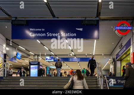 Londres, Royaume-Uni - 25 mars 2024 ; navetteurs à la gare de Cannon Street pour le réseau ferroviaire et le métro de Londres Banque D'Images