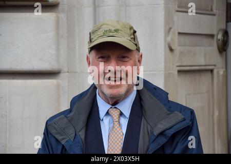 Londres, Royaume-Uni. 09th Apr, 2024. L'ancien sous-maître de poste Alan Bates quitte Aldwych House alors que l'enquête sur les services postaux Horizon IT se poursuit. Des centaines de sous-maîtres de poste ont été poursuivis à tort après que le logiciel Horizon défectueux, développé par Fujitsu, a montré qu'il manquait de l'argent dans leurs comptes de poste. Crédit : SOPA images Limited/Alamy Live News Banque D'Images