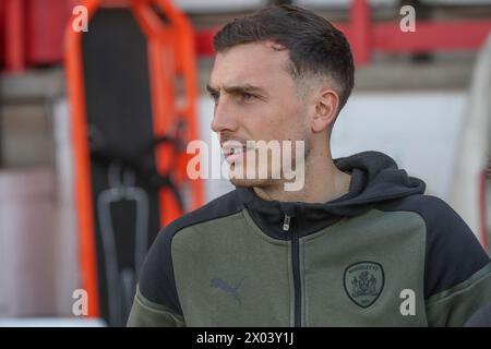 Josh Earl of Barnsley arrive lors du match de Sky Bet League 1 Stevenage vs Barnsley au stade Lamex, Stevenage, Royaume-Uni, le 9 avril 2024 (photo par Alfie Cosgrove/News images) Banque D'Images