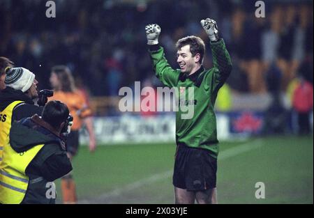 Wolverhampton Wanderers v Sheffield mercredi à Molineux FA Cup Replay 8/2/95 1-1 Wolves a remporté le tir de pénalité 4-3 Wolves gardien Paul Jones Banque D'Images