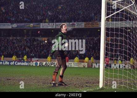 Wolverhampton Wanderers v Sheffield mercredi à Molineux FA Cup Replay 8/2/95 1-1 Wolves a remporté le tir de pénalité 4-3 Wolves gardien Paul Jones Banque D'Images