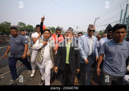 Les monarchistes affrontent la police au Népal Rajendra Lingden Center avec chemise verte, président du parti Rastriya Prajatantra RPP, un parti pro-monarque de droite du Népal marche le long de la zone interdite après avoir été empêché de continuer à marcher dans la zone interdite le 9 avril 2024. Lingden dirigeant des milliers de cadres et pro-monarchistes se sont affrontés avec le personnel de sécurité à Katmandou alors que la marche menée par Lingden a tourné à la violence après avoir tenté d'entrer dans une zone restreinte près de Singha Durbar, capitale administrative de la nation himalayenne. Le 9 avril, le RPP avait frappé la rue pour exiger la restauration de constituti Banque D'Images