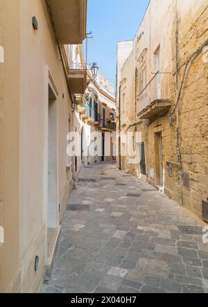 Rue étroite dans le centre historique de Lecce, centre urbain du Salento dans les Pouilles, Italie Banque D'Images