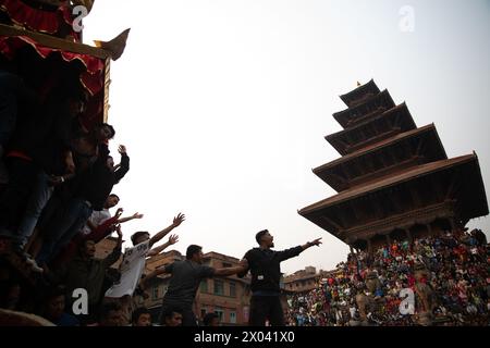 Bhaktapur, Népal, 09/04/2024, le peuple népalais tire le char de la Déité Bhairab pendant les célébrations du festival traditionnel Biska à Bhaktapur, au Népal. Pendant le festival, les dévots des parties est et ouest de la ville sont en compétition dans un remorquage de la guerre en tirant des chars pour commémorer le début du nouvel an népalais. (Photo par Amit Machamasi/NurPhoto)0 crédit : NurPhoto SRL/Alamy Live News Banque D'Images