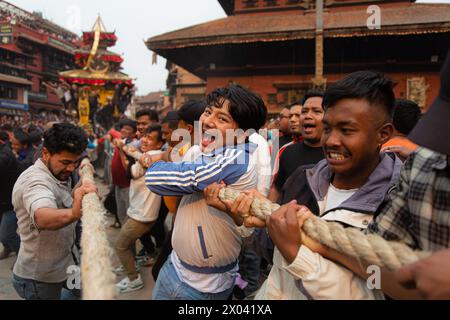 Bhaktapur, Népal, 09/04/2024, le peuple népalais tire le char de la Déité Bhairab pendant les célébrations du festival traditionnel Biska à Bhaktapur, au Népal. Pendant le festival, les dévots des parties est et ouest de la ville sont en compétition dans un remorquage de la guerre en tirant des chars pour commémorer le début du nouvel an népalais. (Photo par Amit Machamasi/NurPhoto)0 crédit : NurPhoto SRL/Alamy Live News Banque D'Images