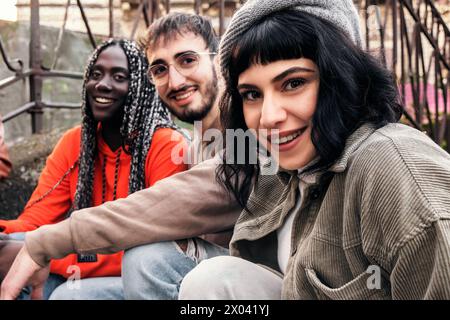 Un groupe multiethnique d'amis partageant un joyeux moment selfie - jeunes amis adultes lien et diversité - culture de la jeunesse urbaine Banque D'Images