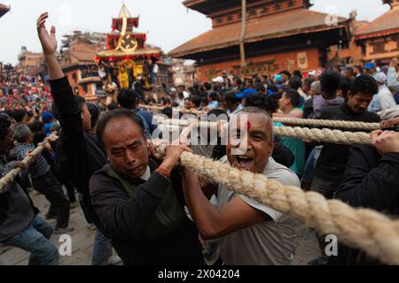 Bhaktapur, Népal, 09/04/2024, le peuple népalais tire le char de la Déité Bhairab pendant les célébrations du festival traditionnel Biska à Bhaktapur, au Népal. Pendant le festival, les dévots des parties est et ouest de la ville sont en compétition dans un remorquage de la guerre en tirant des chars pour commémorer le début du nouvel an népalais. (Photo par Amit Machamasi/NurPhoto)0 crédit : NurPhoto SRL/Alamy Live News Banque D'Images