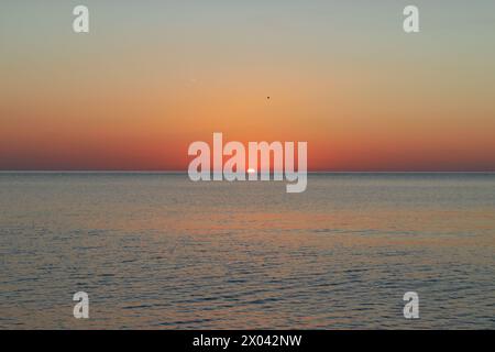 Beau coucher de soleil sur la mer. Le soleil se couche sous l'horizon. Seascape. Banque D'Images