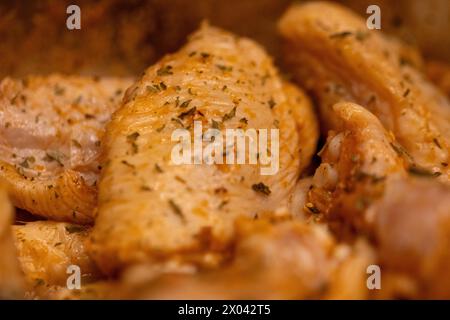 Ailes de poulet cru assaisonnées à frire à l'air Banque D'Images