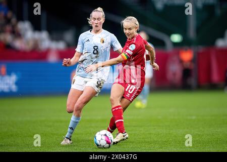 Le Danois Pernille est plus dur dans la bataille avec le belge Feli Delacauw lors de la qualification au Championnat d'Europe entre le Danemark et la Belgique au stade Viborg le mardi 9 avril 2024. (Photo : Bo Amstrup/Ritzau Scanpix) Banque D'Images