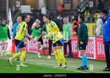 Gothenburg, Suède. 09th Apr, 2024. GOTHENBURG, SUÈDE 20240409Kosovare n°9 de Suède Asllani et n°14 de Suède Rusul Rosa Kafaji lors du match de qualification européenne féminin de l'UEFA Ligue A Groupe A3 entre la Suède et la France à Gamla Ullevi à Gothenburg, Suède, le 9 avril 2024. Foto : Adam Ihse/TT/Kod 9200 crédit : TT News Agency/Alamy Live News Banque D'Images