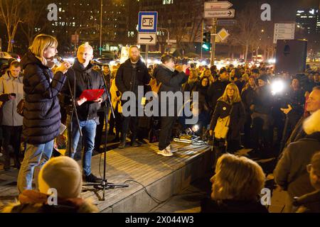 Wiesbaden, Allemagne, 24 janvier 2024. Des milliers de personnes participent à la manifestation sous le slogan « défendre la démocratie ». Banque D'Images