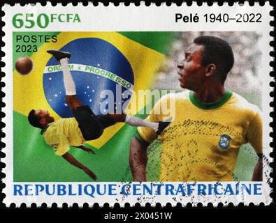 Pelè et le drapeau brésilien sur timbre-poste Banque D'Images