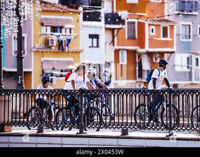 Cyclistes traversant le pont de Villajoyosa le jour du vélo. Banque D'Images