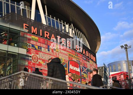 Vue générale à l'extérieur de l'Emirates Stadium alors que les supporters arrivent avant le match de quart de finale de l'UEFA Champions League (1ère manche) entre l'Arsenal FC et le Bayern Munich à l'Emirates Stadium de Londres, en Angleterre. (Will Palmer/SPP/ATP images) crédit : SPP Sport Press photo. /Alamy Live News Banque D'Images