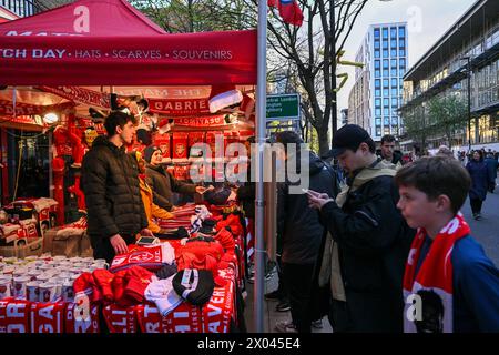 Vue générale d'un stand de marchandises alors que les supporters arrivent avant le match de quart de finale de l'UEFA Champions League (1ère manche) entre l'Arsenal FC et le Bayern Munich au stade Emirates de Londres, en Angleterre. (Will Palmer/SPP/ATP images) crédit : SPP Sport Press photo. /Alamy Live News Banque D'Images