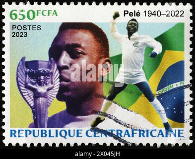 Jeune Pelè et la coupe Rimet sur timbre africain Banque D'Images