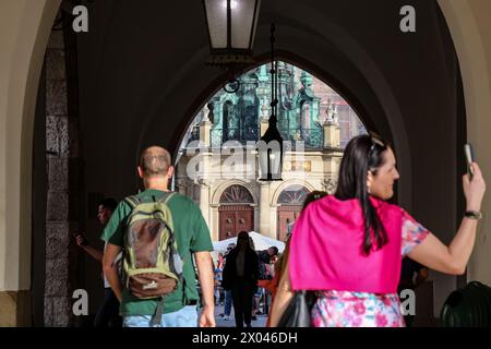 Cracovie, Pologne, 9 avril 2024. Les visiteurs profitent d'une vague de chaleur inattendue dans la vieille ville de Cracovie alors que la température atteint près de 30 degrés Celsius, chaleur inhabituelle pour un début de printemps. Crédit : Dominika Zarzycka/Alamy Live News Banque D'Images