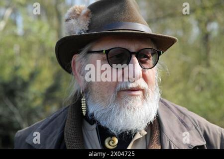 Vieil allemand de soixante-dix ans avec lunettes de soleil, barbe et chapeau vert, une Fedora avec un petit Gamsbart Banque D'Images