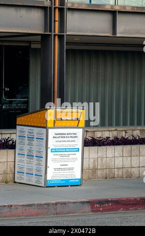 Une urne en Californie, une urne officielle devant une bibliothèque publique à Los Angeles, Californie, unit les États. Banque D'Images