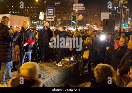 Wiesbaden, Allemagne, 24 janvier 2024. Des milliers de personnes participent à la manifestation sous le slogan « défendre la démocratie ». Banque D'Images