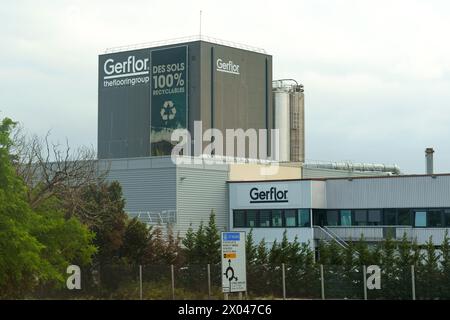 Lyon, France - 16 mai 2023 : une vue extérieure de l'usine Gerflor avec un panneau faisant la promotion de leurs 100 solutions de revêtements de sol recyclables. Banque D'Images