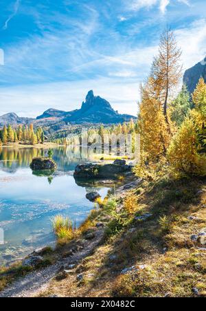 Belle vue d'automne sur le célèbre lac Federa près de Cortina d'Ampezzo dans les Dolomites italiennes. Banque D'Images