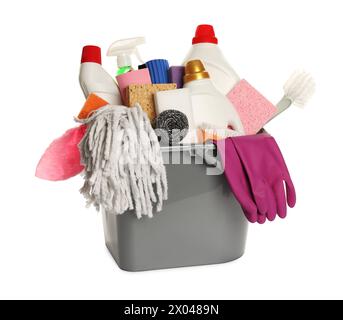 Différents produits de nettoyage dans seau isolé sur blanc Banque D'Images
