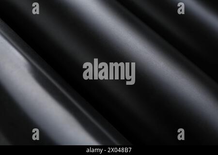 Boissons énergisantes en canettes noires comme fond, gros plan Banque D'Images