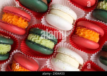 Différents macarons de Noël savoureux sur la table blanche, plat Banque D'Images