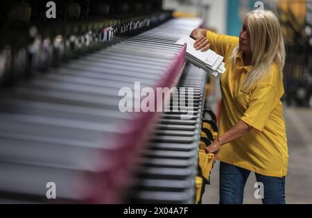 Frechen, Allemagne. 09th Apr, 2024. Un employé de Deutsche Post DHL trie les lettres dans le centre de distribution du courrier. Crédit : Oliver Berg/dpa/Alamy Live News Banque D'Images