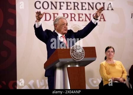 Mexico, Mexique. 9 avril 2024. Le Président du Mexique, Andres Manuel Lopez Obrador, intervient lors du point de presse au Palais National. (Crédit image : © Luis Barron/eyepix via ZUMA Press Wire) USAGE ÉDITORIAL SEULEMENT! Non destiné à UN USAGE commercial ! Banque D'Images