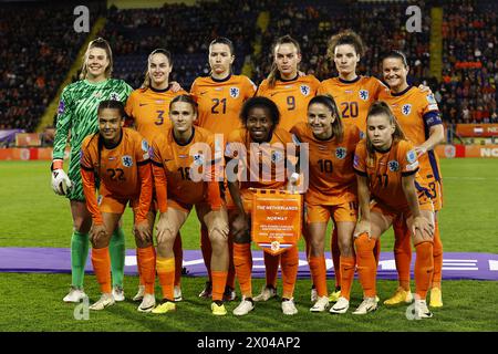 BREDA - première rangée (g-d) Hollande gardien de but Lize Kop, Caitlin Dijkstra de Hollande, Damaris Egurrola de Hollande, Romee Leuchter de Hollande, Dominique Janssen de Hollande, Sherida Spitse de Hollande. Première rangée (de gauche à droite) Esmee Brugts de Hollande, Kerstin Casparij de Hollande, Lineth Beerensteyn de Hollande, Danielle van de Donk de Hollande, Victoria Pelova de Hollande lors du match de qualification pour le Championnat d’Europe féminin dans le groupe A1 opposant les pays-Bas et la Norvège au stade Rat Verlegh le 9 avril, 2024 à Breda, pays-Bas. ANP | Hollandse Hoogte | MAURICE VAN STEEN Banque D'Images