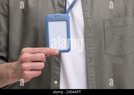 Homme en chemise montrant un badge vide, gros plan Banque D'Images