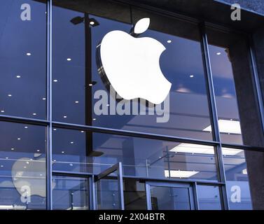 Apple- logo an der Aussenfassade des Apple-stores am Jungfernstieg à Hambourg. Foto:Winfried Rothermel *** logo Apple sur la façade extérieure de l'Apple Store sur Jungfernstieg à Hambourg photo Winfried Rothermel Banque D'Images