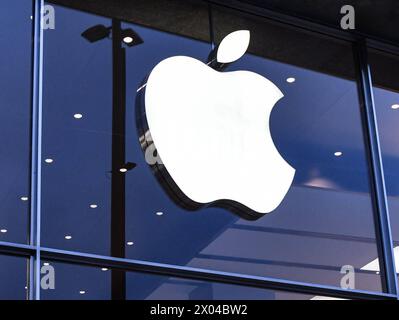 Apple- logo an der Aussenfassade des Apple-stores am Jungfernstieg à Hambourg. Foto:Winfried Rothermel *** logo Apple sur la façade extérieure de l'Apple Store sur Jungfernstieg à Hambourg photo Winfried Rothermel Banque D'Images