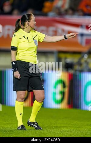 BREDA, PAYS-BAS - 9 AVRIL : L'arbitre Cheryl Foster réagit lors de l'UEFA Women's Euro 2025 Un match de qualification jour 2 entre les pays-Bas et la Norvège au Rat Verlegh Stadion le 9 avril 2024 à Breda, pays-Bas. (Photo de Joris Verwijst/Orange Pictures) Banque D'Images