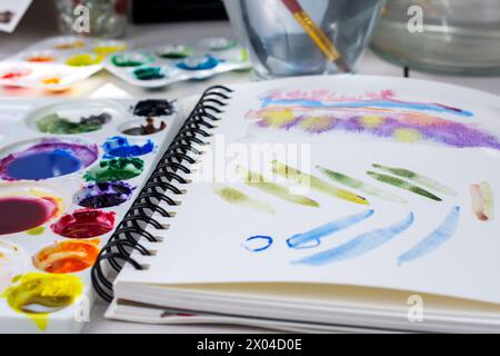 Un carnet de croquis est un bon endroit pour pratiquer les techniques d'aquarelle et les coups de pinceau. Banque D'Images