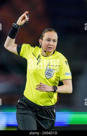 BREDA, PAYS-BAS - 9 AVRIL : L'arbitre Cheryl Foster réagit lors de l'UEFA Women's Euro 2025 Un match de qualification jour 2 entre les pays-Bas et la Norvège au Rat Verlegh Stadion le 9 avril 2024 à Breda, pays-Bas. (Photo de Joris Verwijst/Orange Pictures) Banque D'Images