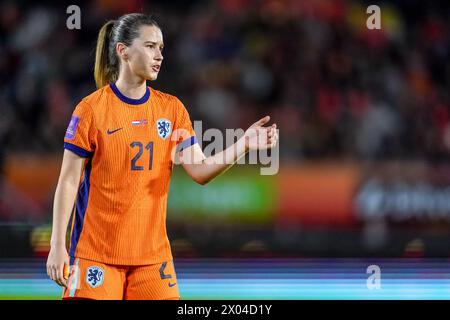 BREDA, PAYS-BAS - 9 AVRIL : Damaris Egurrola, des pays-Bas, entraîne ses coéquipières lors de l'UEFA Women's Euro 2025, Un match de qualification du jour 2 entre les pays-Bas et la Norvège au Rat Verlegh Stadion le 9 avril 2024 à Breda, aux pays-Bas. (Photo de Joris Verwijst/Orange Pictures) Banque D'Images