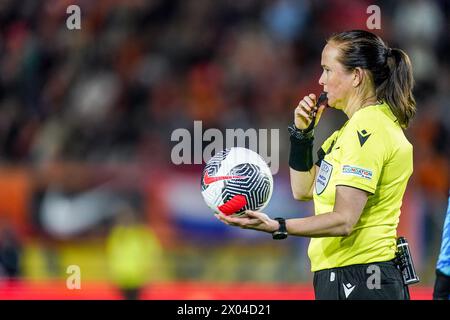 BREDA, PAYS-BAS - 9 AVRIL : L'arbitre Cheryl Foster donne un ballon arbitre lors du groupe UEFA Women's Euro 2025 Un match de qualification jour 2 entre les pays-Bas et la Norvège au Rat Verlegh Stadion le 9 avril 2024 à Breda, pays-Bas. (Photo de Joris Verwijst/Orange Pictures) Banque D'Images