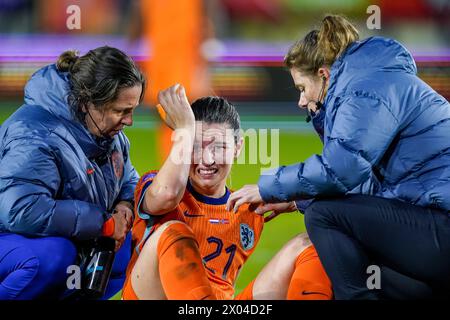 BREDA, PAYS-BAS - 9 AVRIL : Damaris Egurrola, des pays-Bas, reçoit un traitement médical pendant le groupe de l'UEFA Women's Euro 2025, Un match de qualification jour 2 entre les pays-Bas et la Norvège au Rat Verlegh Stadion le 9 avril 2024 à Breda, pays-Bas. (Photo de Joris Verwijst/Orange Pictures) Banque D'Images